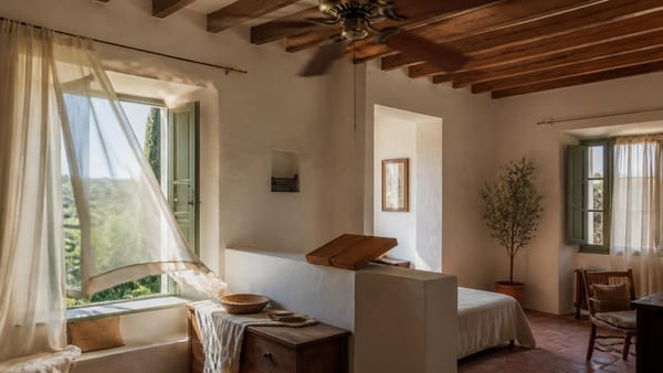Le ventilateur de plafond, oublié au profit de la climatisation, revient en force comme alternative écologique et éco…