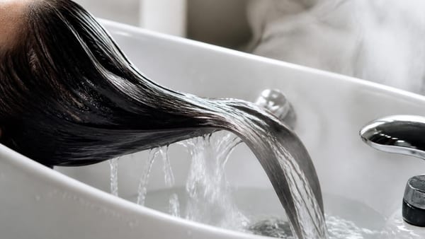 Le geste que les coiffeurs font systématiquement pour garder les cheveux propres plus longtemps