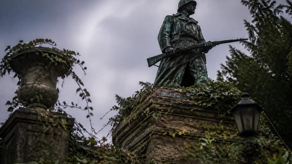 À Neufchâtel-en-Bray, une statue méconnue raconte un pan oublié de l'imaginaire colonial français du début du XXe siè…
