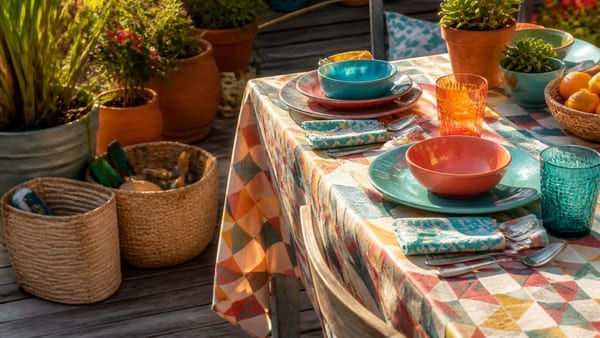 Vaisselle colorée, nappes, petits rangements... ce magasin discount est parfait pour aménager son extérieur avec des…
